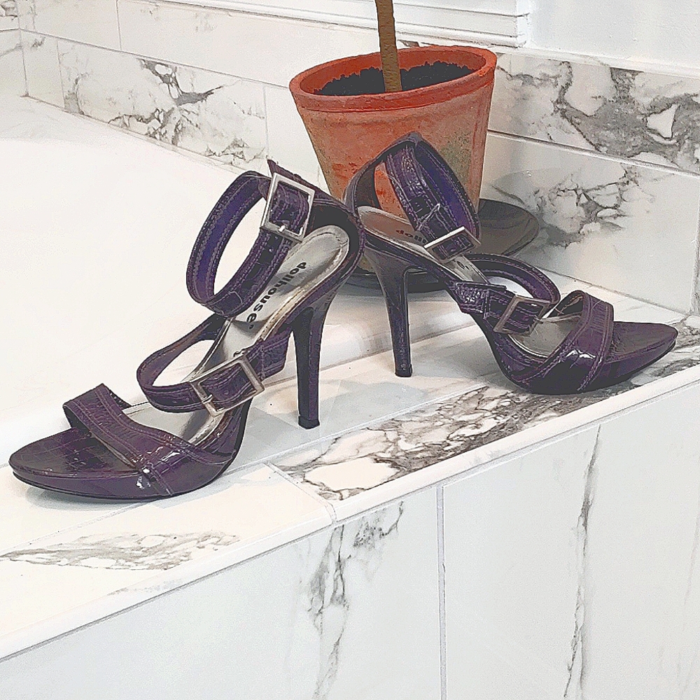 Sexy purple size 7 Dollhouse 4 inch high heels with a double buckle